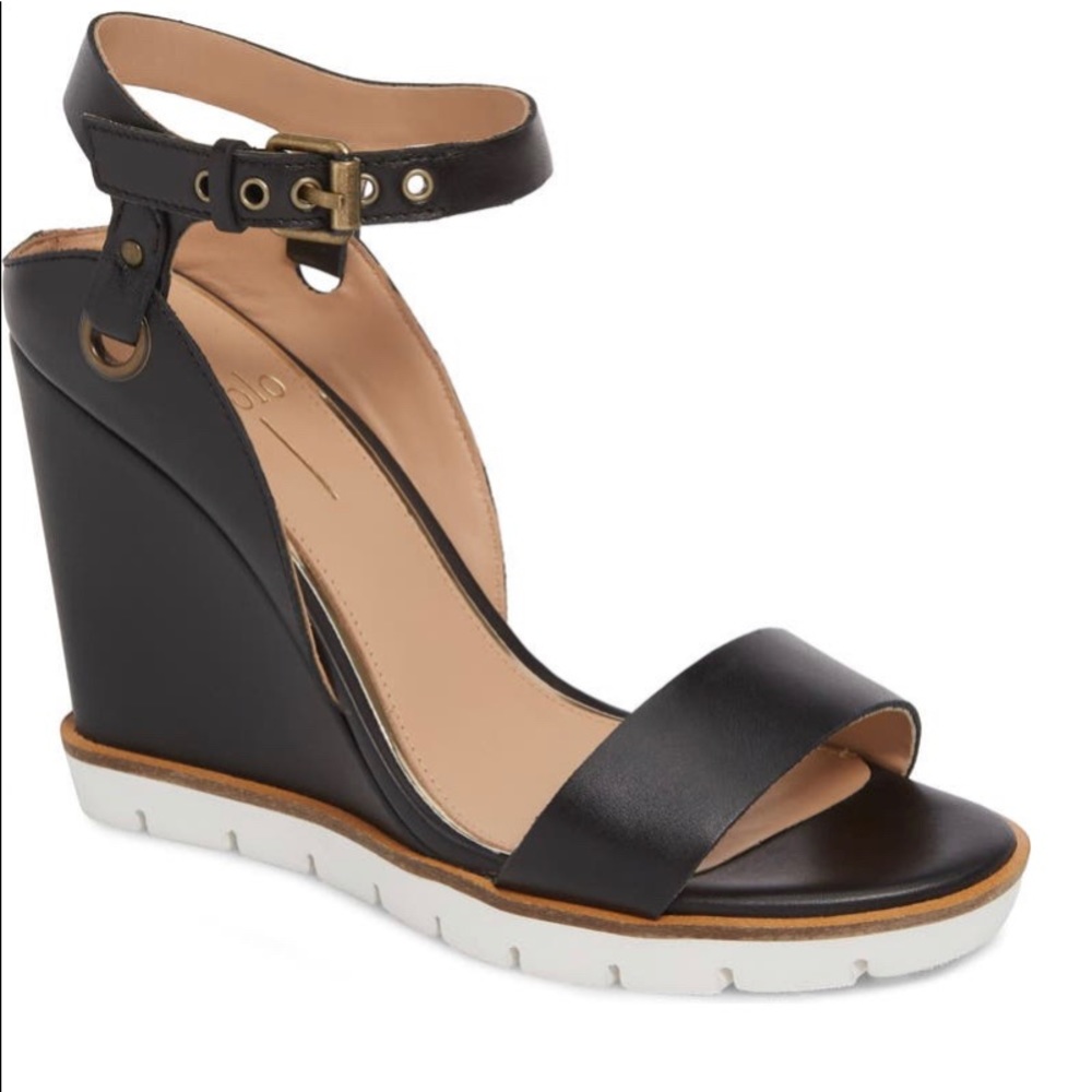 Super cute black wedge